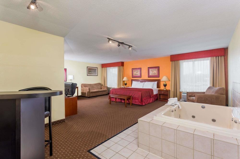 Quality Inn & Suites Bloomington I-55 And I-74 Bagian luar foto