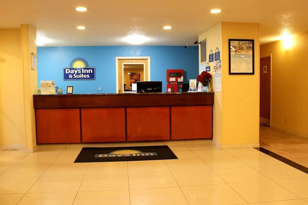Quality Inn & Suites Bloomington I-55 And I-74 Bagian luar foto