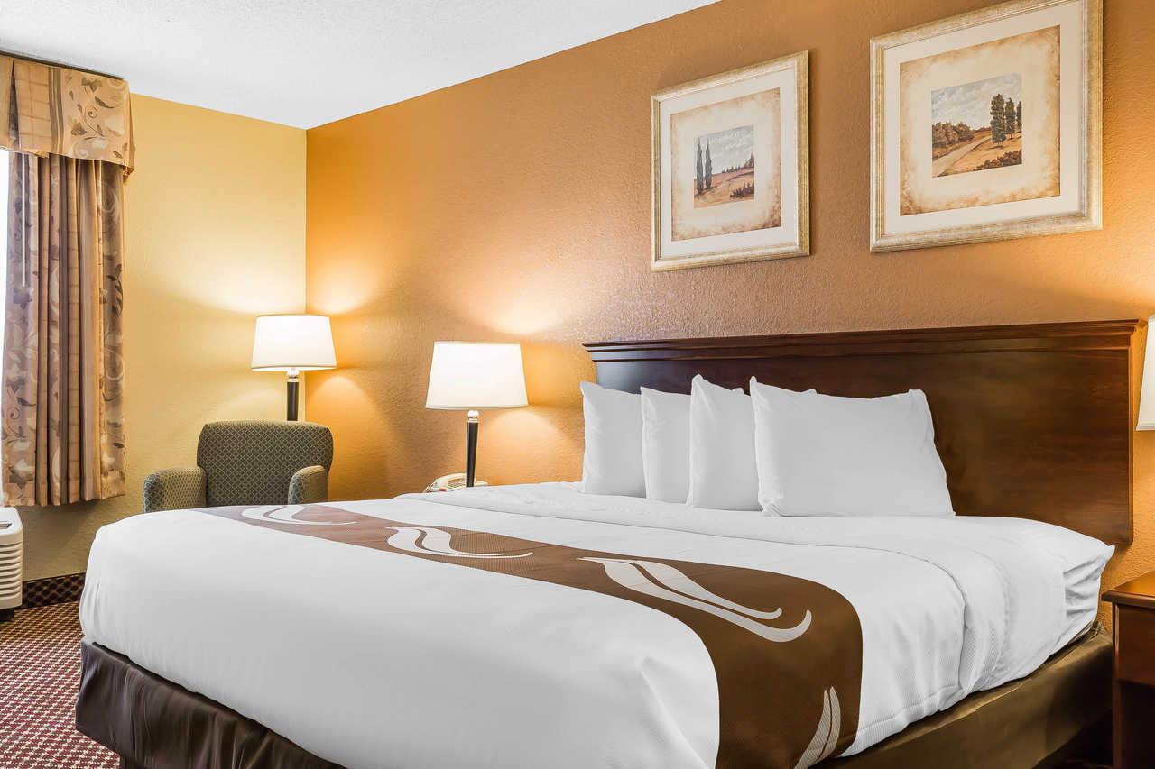 Quality Inn & Suites Bloomington I-55 And I-74 Bagian luar foto