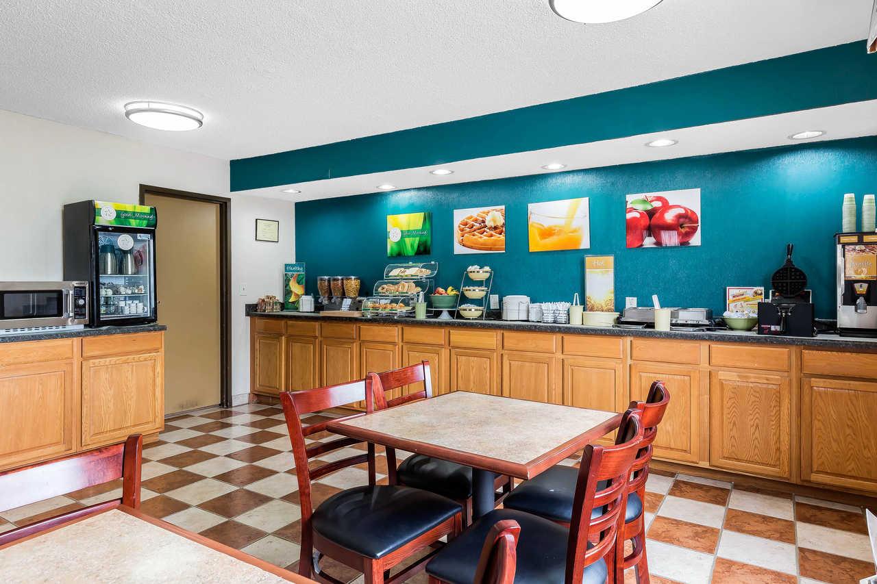 Quality Inn & Suites Bloomington I-55 And I-74 Bagian luar foto