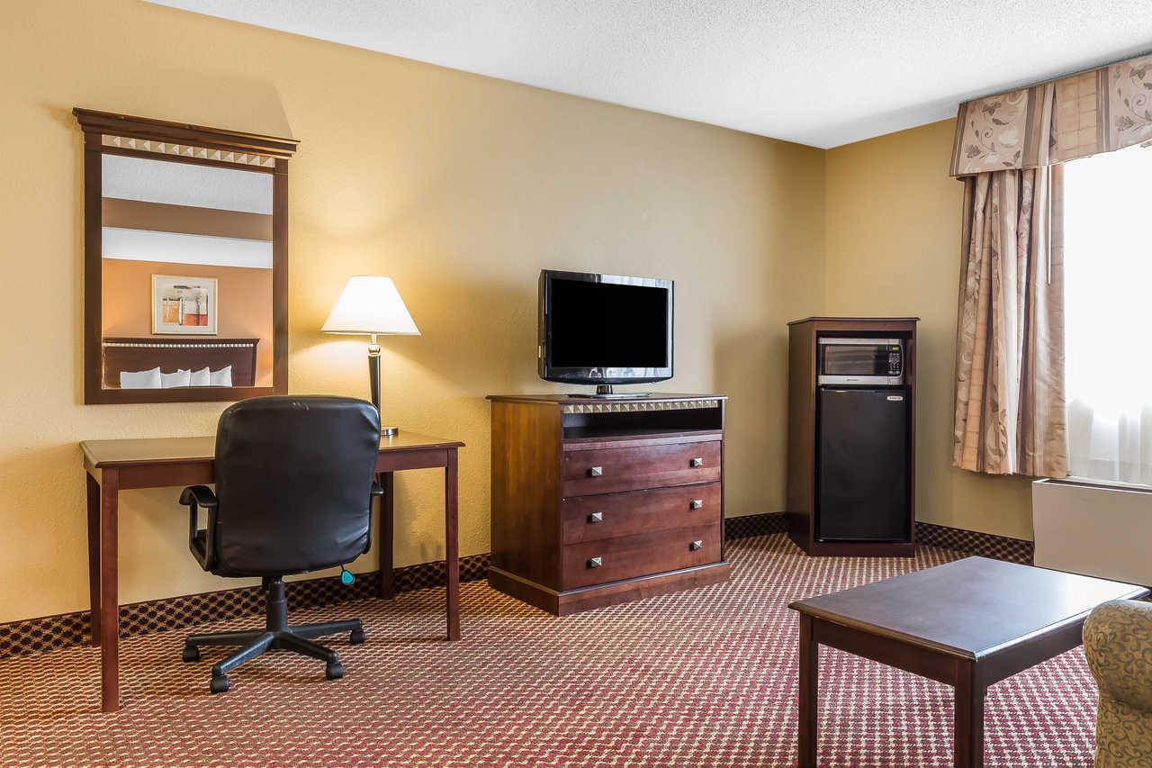 Quality Inn & Suites Bloomington I-55 And I-74 Bagian luar foto