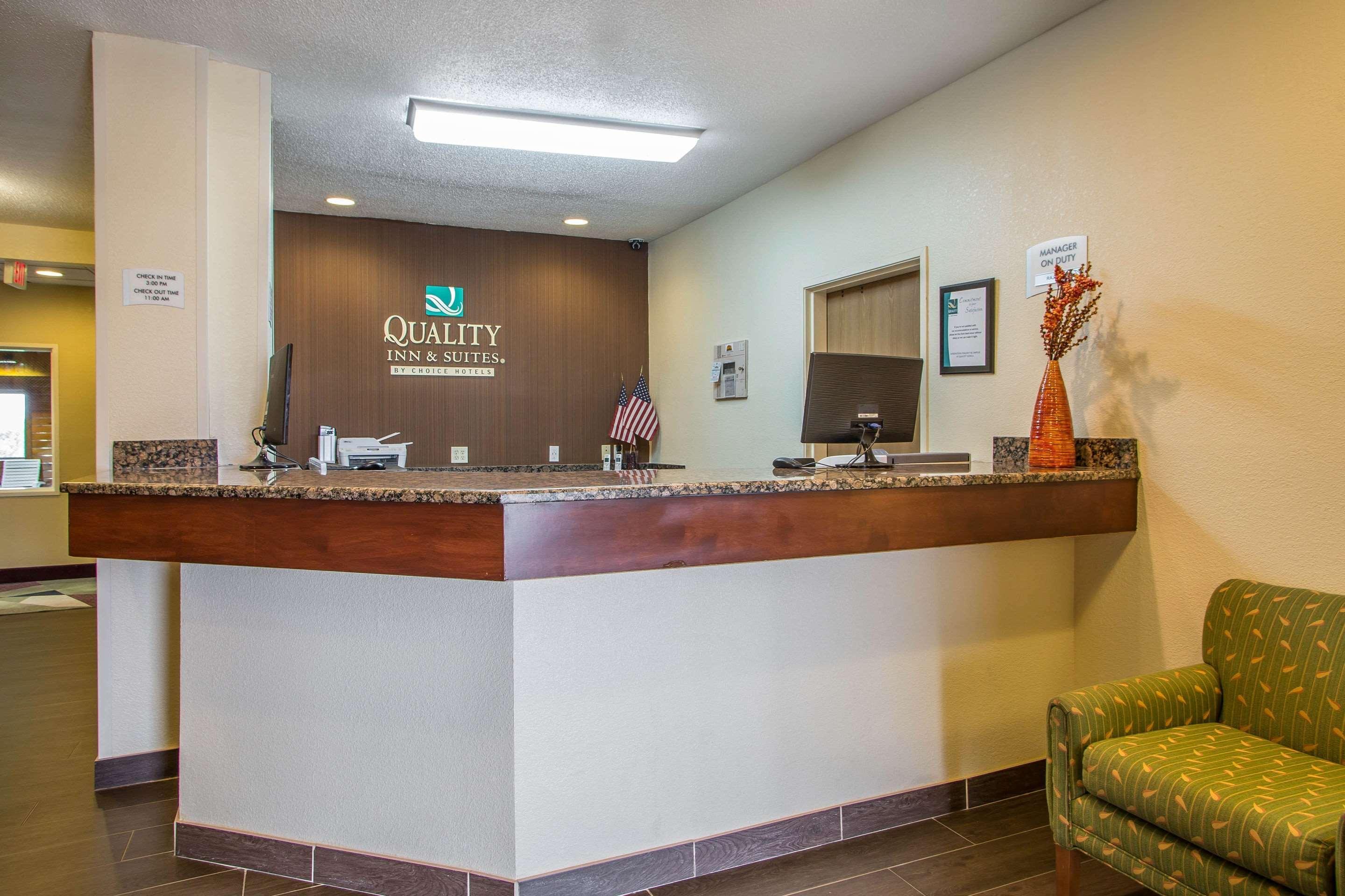 Quality Inn & Suites Bloomington I-55 And I-74 Bagian luar foto