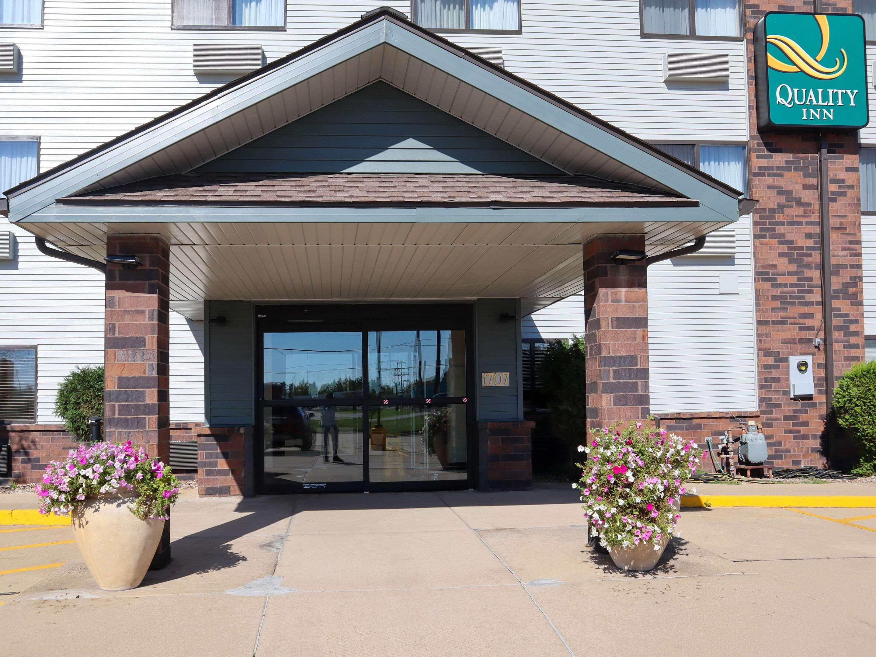 Quality Inn & Suites Bloomington I-55 And I-74 Bagian luar foto