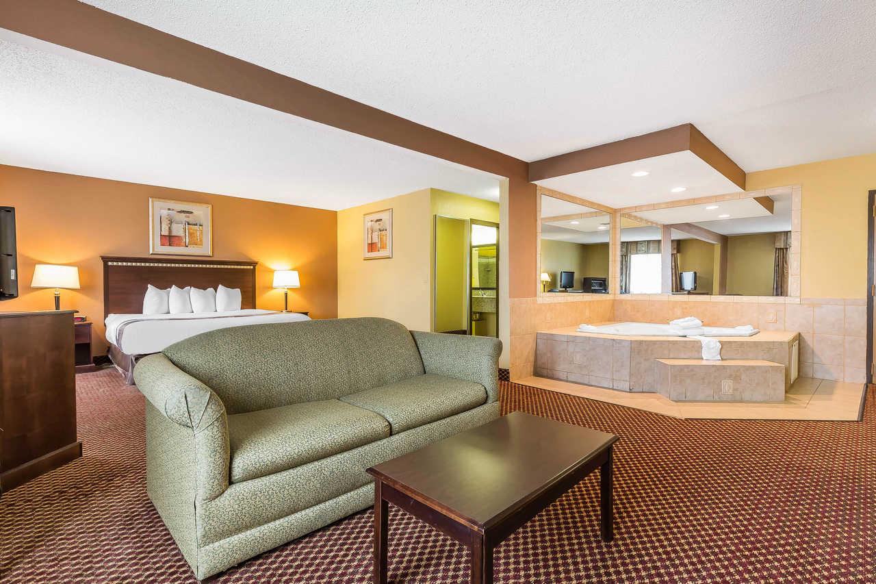 Quality Inn & Suites Bloomington I-55 And I-74 Bagian luar foto