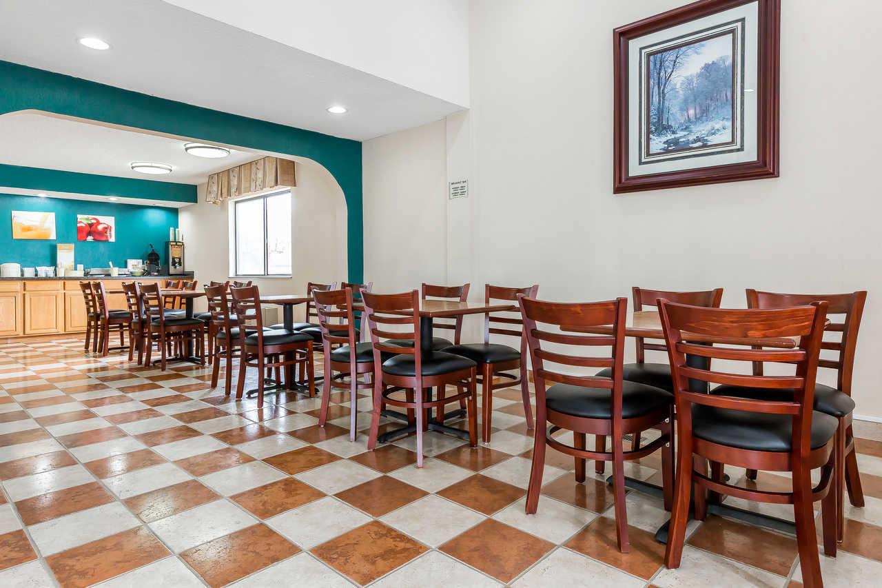 Quality Inn & Suites Bloomington I-55 And I-74 Bagian luar foto