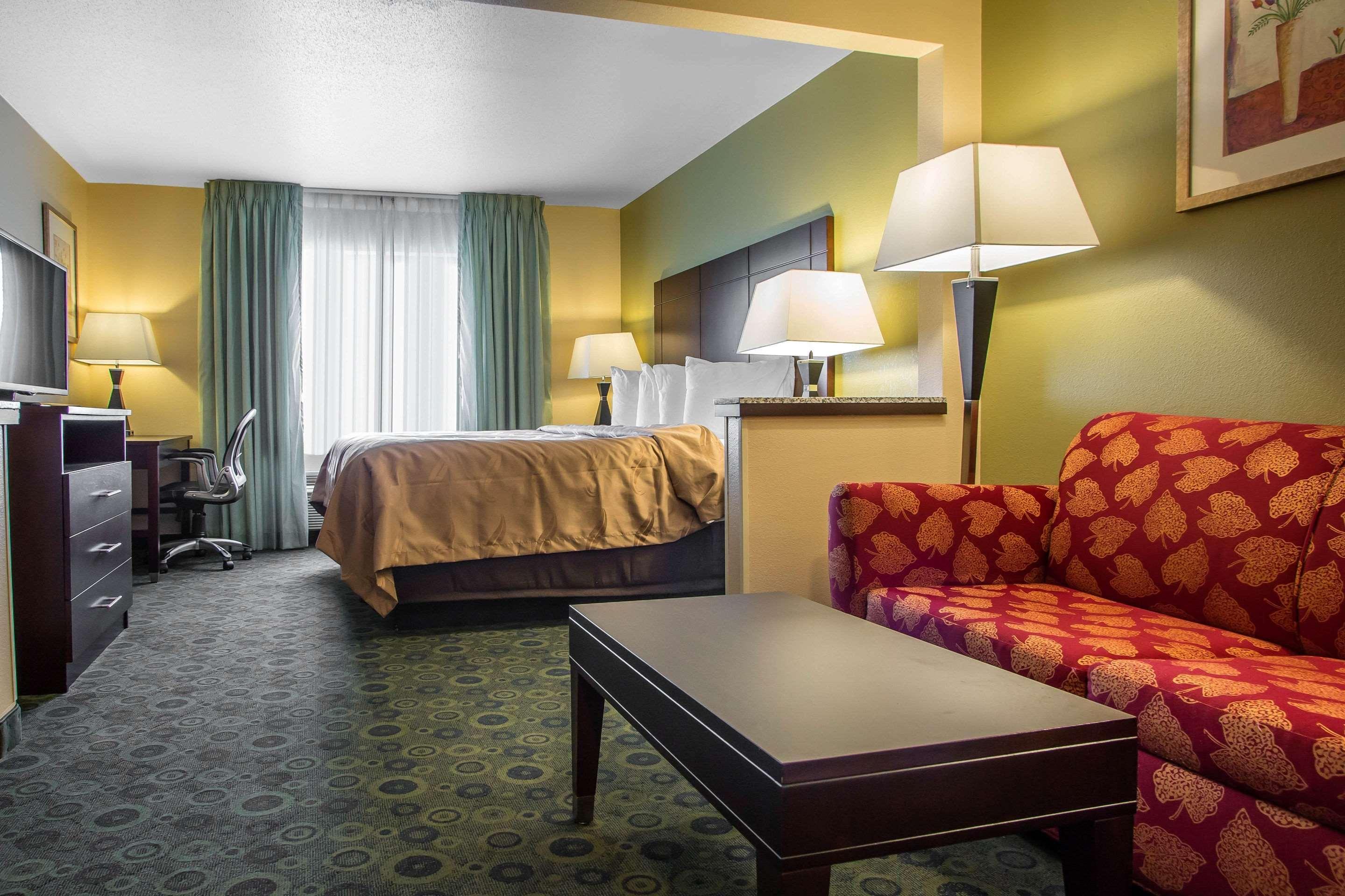 Quality Inn & Suites Bloomington I-55 And I-74 Bagian luar foto