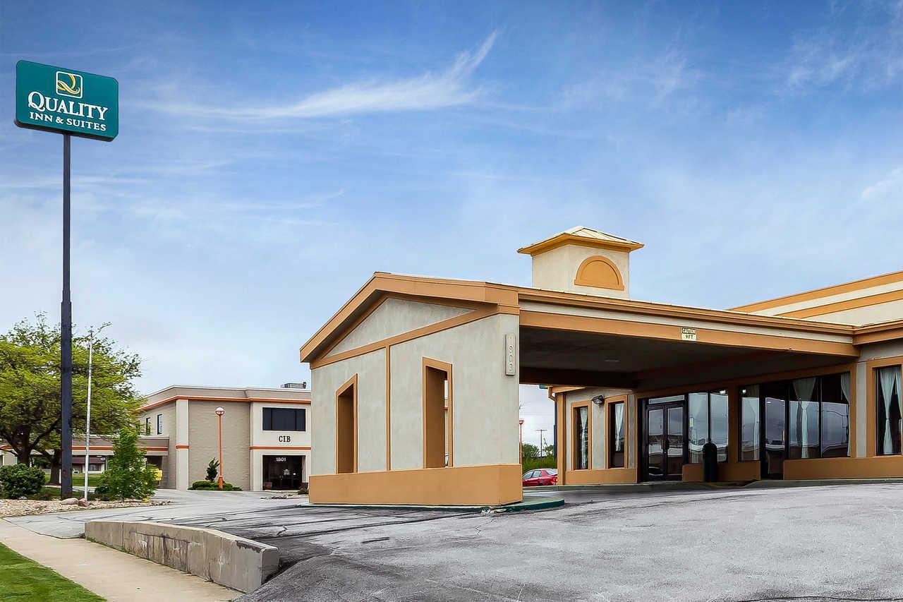 Quality Inn & Suites Bloomington I-55 And I-74 Bagian luar foto
