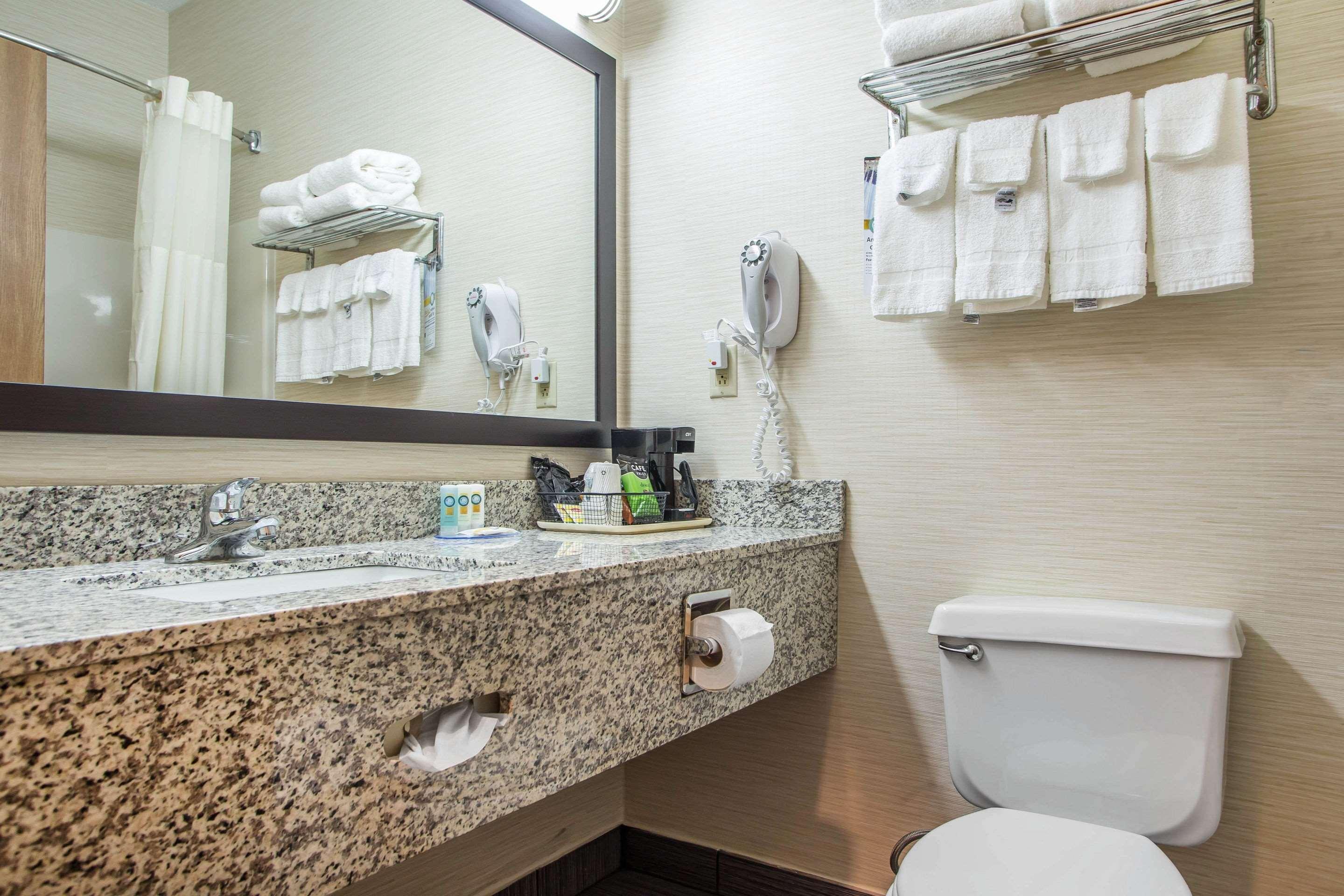 Quality Inn & Suites Bloomington I-55 And I-74 Bagian luar foto