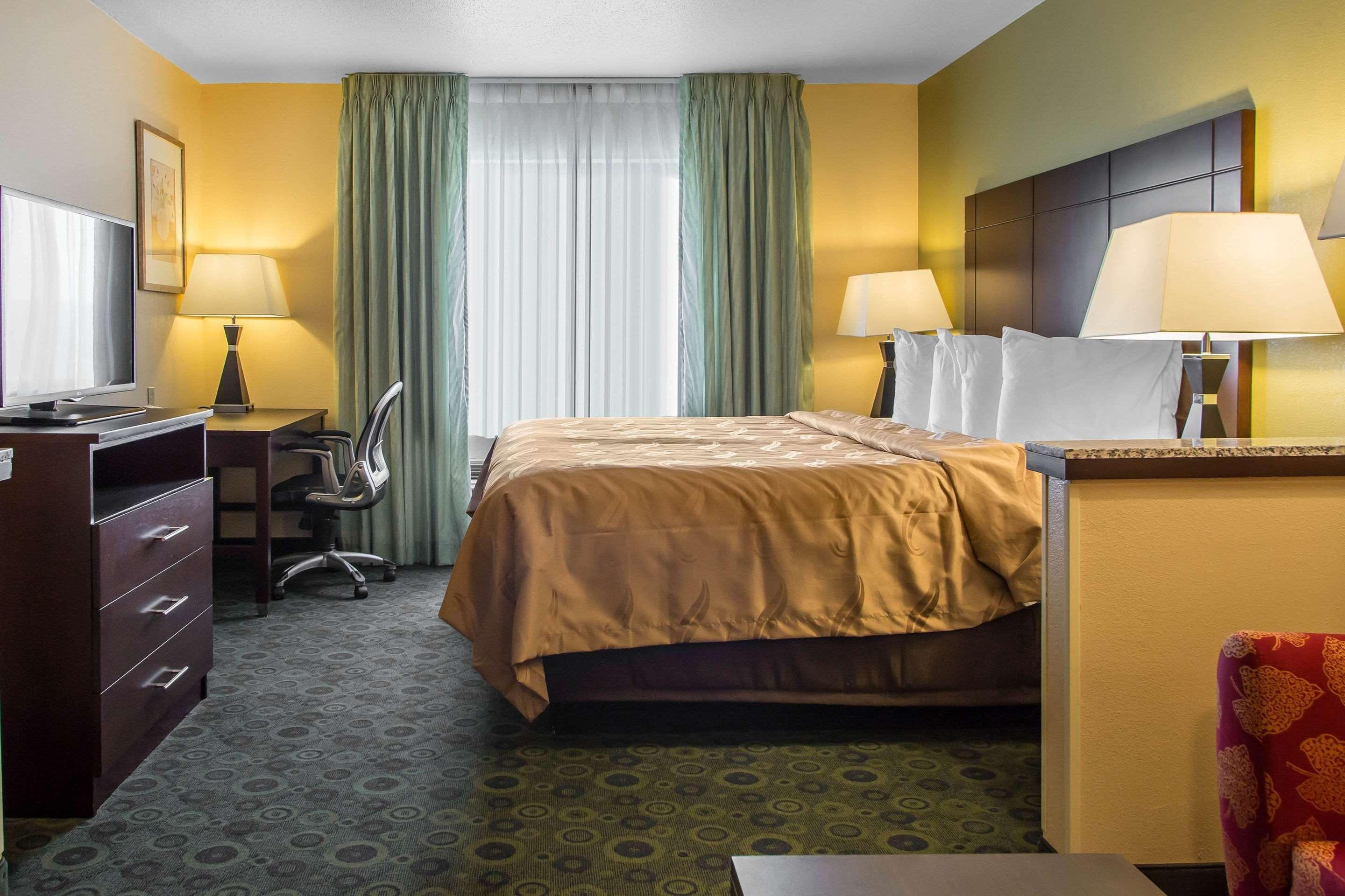 Quality Inn & Suites Bloomington I-55 And I-74 Bagian luar foto