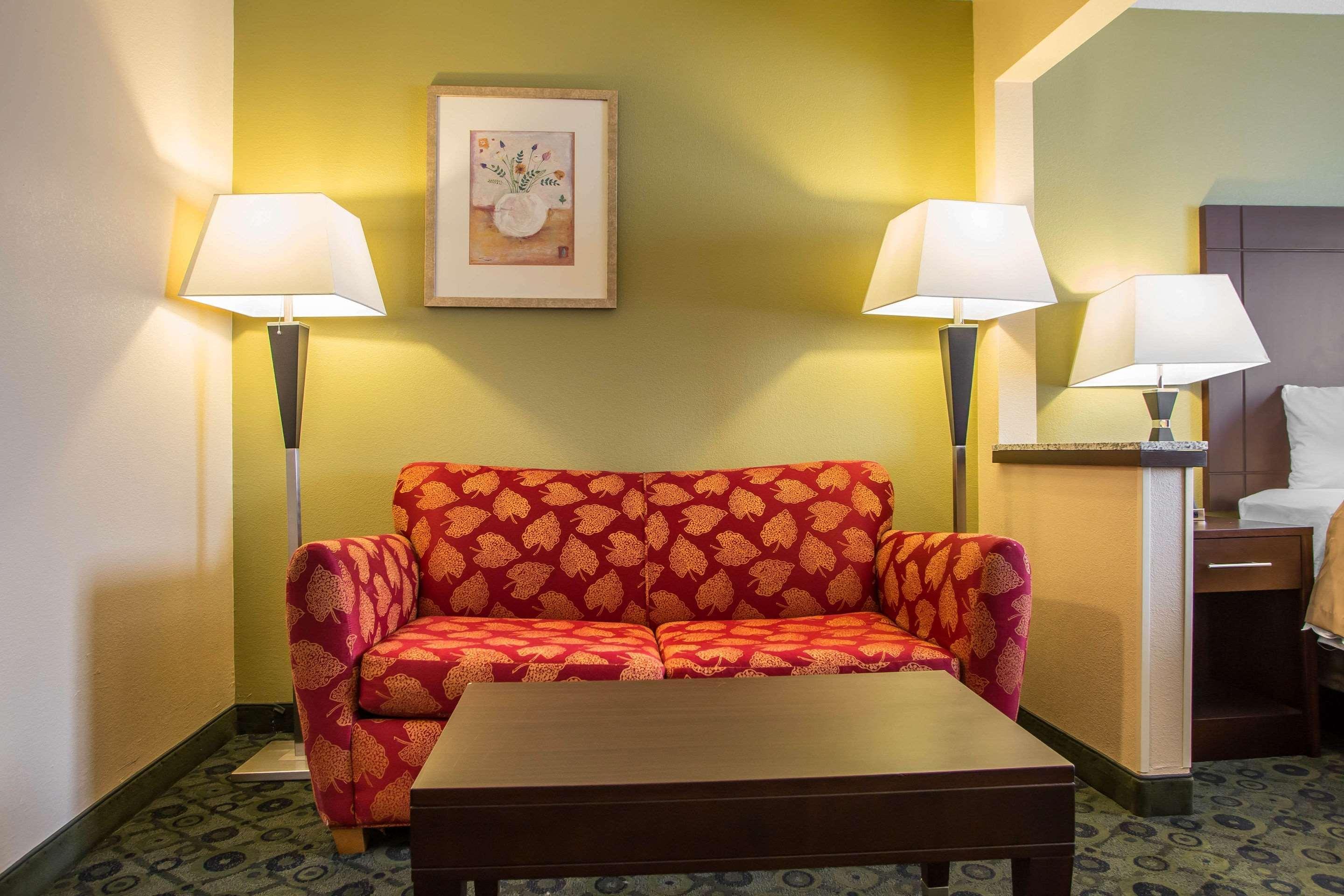 Quality Inn & Suites Bloomington I-55 And I-74 Bagian luar foto