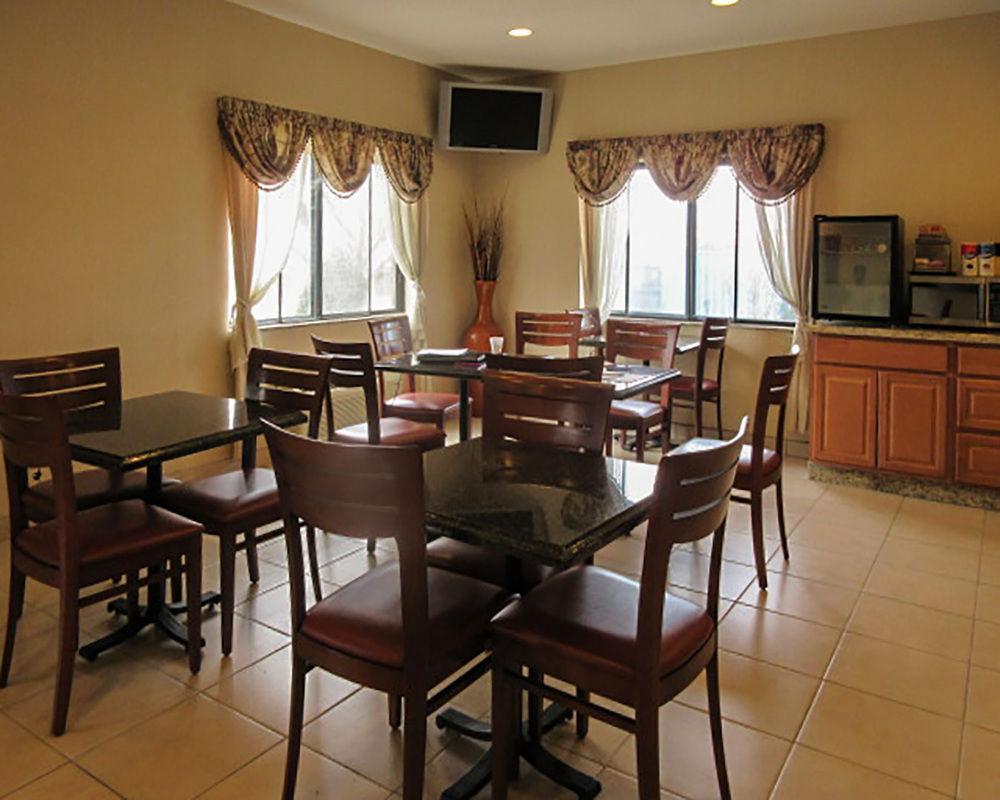 Quality Inn & Suites Bloomington I-55 And I-74 Bagian luar foto