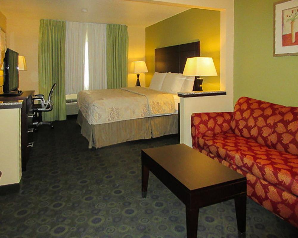 Quality Inn & Suites Bloomington I-55 And I-74 Bagian luar foto