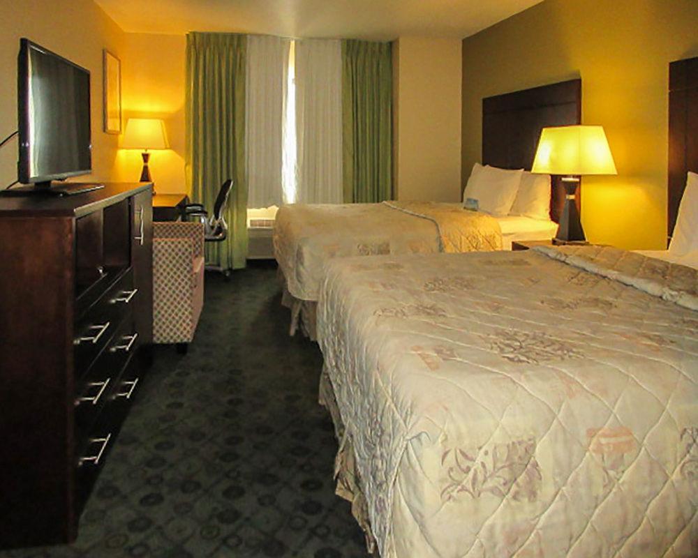 Quality Inn & Suites Bloomington I-55 And I-74 Bagian luar foto