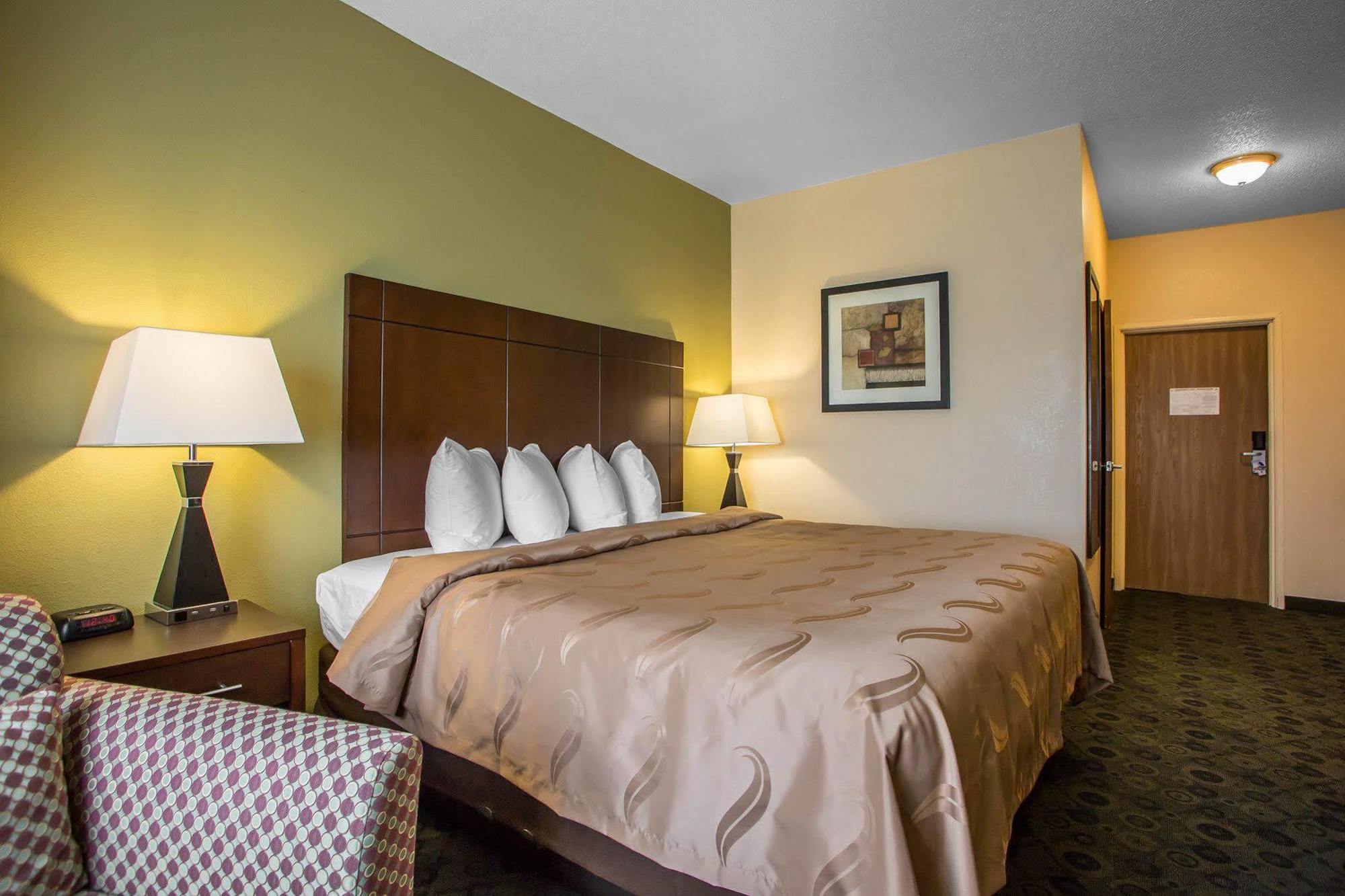 Quality Inn & Suites Bloomington I-55 And I-74 Bagian luar foto
