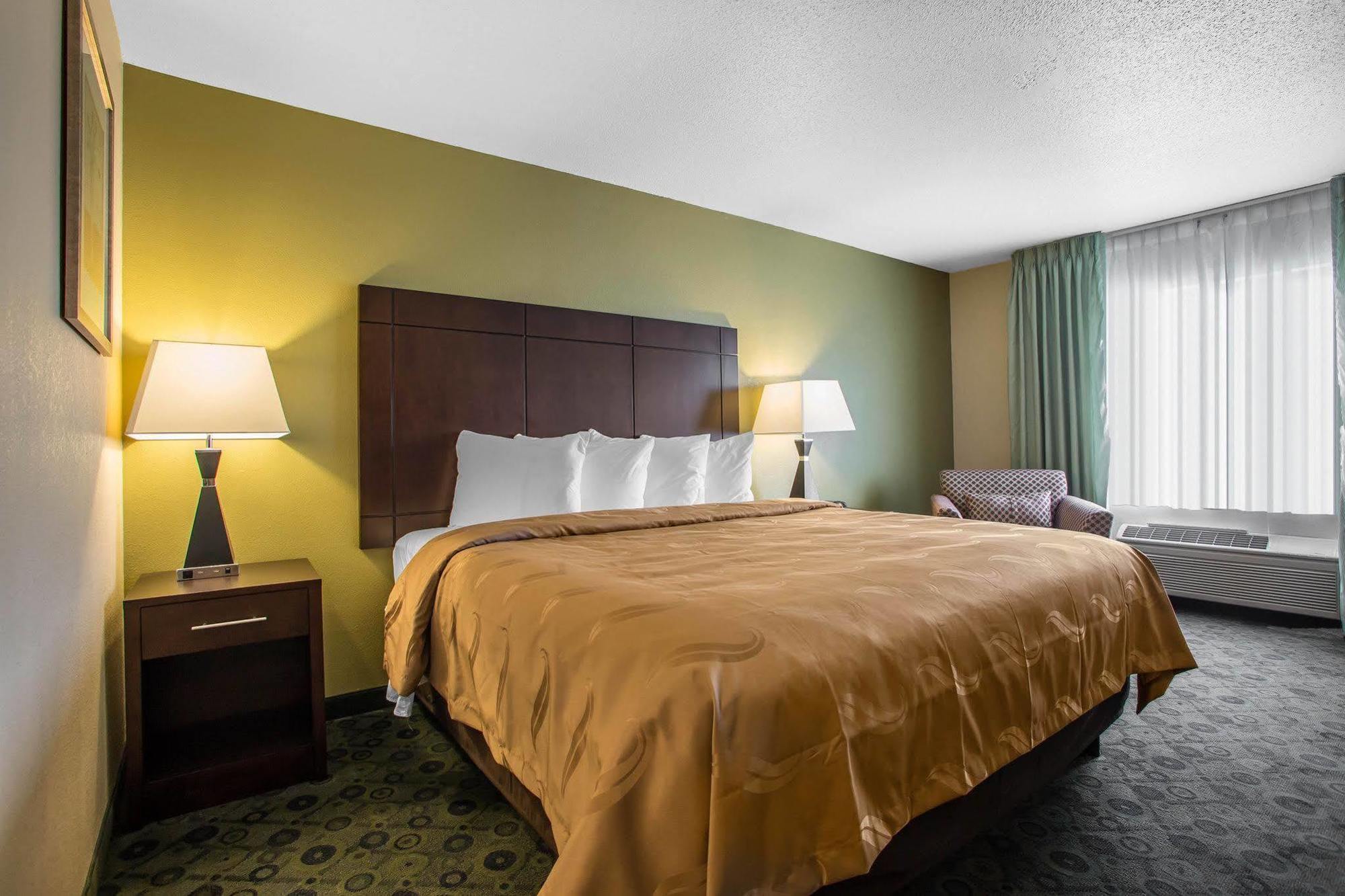 Quality Inn & Suites Bloomington I-55 And I-74 Bagian luar foto